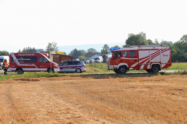 Lichtsignal gerammt: Auto auf Bahn�bergang der Wallerner Stra�e in Scharten verunfallt