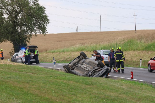 Auto�berschlag: PKW kam bei Tumeltsham neben Rieder Stra�e am Dach liegend zum Stillstand