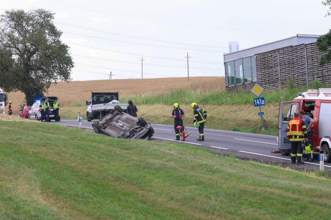 Auto�berschlag: PKW kam bei Tumeltsham neben Rieder Stra�e am Dach liegend zum Stillstand