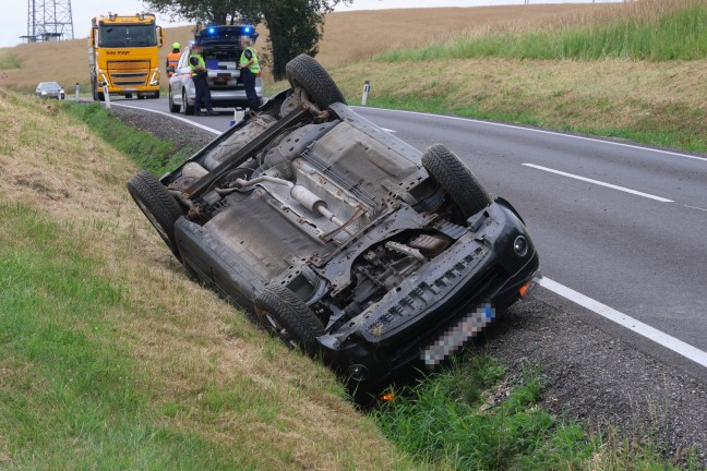 Auto�berschlag: PKW kam bei Tumeltsham neben Rieder Stra�e am Dach liegend zum Stillstand