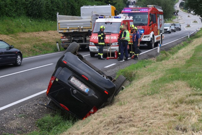 Auto�berschlag: PKW kam bei Tumeltsham neben Rieder Stra�e am Dach liegend zum Stillstand