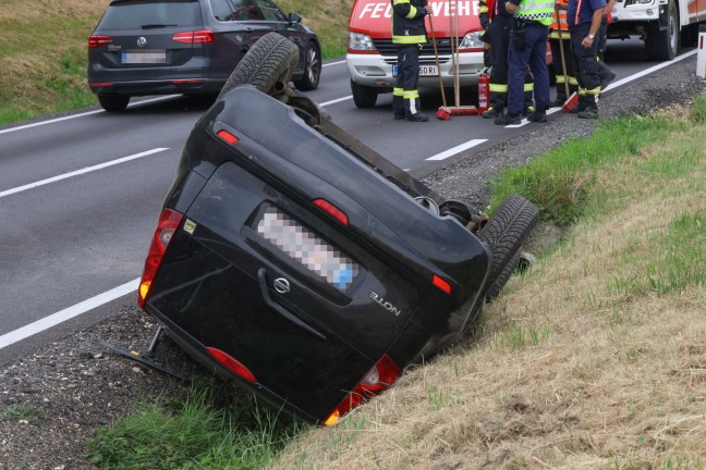 Auto�berschlag: PKW kam bei Tumeltsham neben Rieder Stra�e am Dach liegend zum Stillstand
