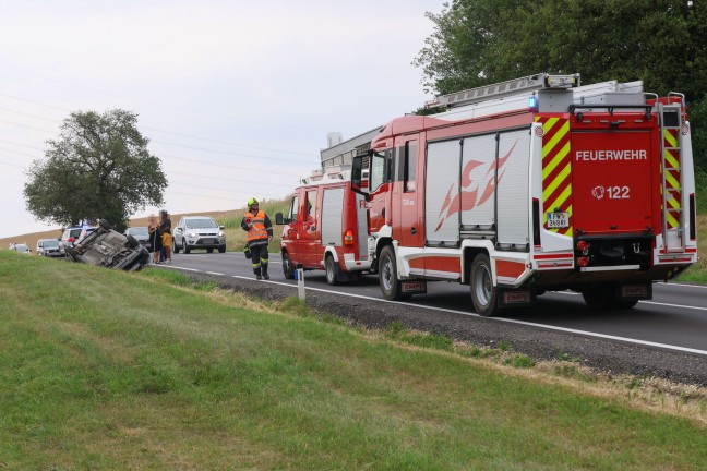 Auto�berschlag: PKW kam bei Tumeltsham neben Rieder Stra�e am Dach liegend zum Stillstand