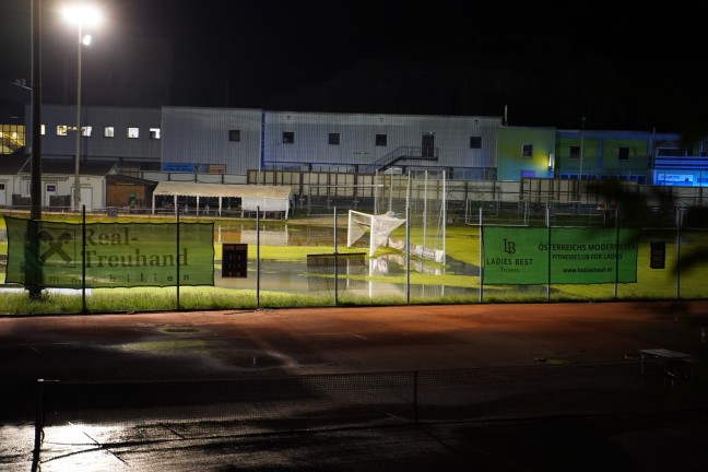 Rohrbruch einer Hauptwasserleitung �berflutete Stra�e, Fu�ball- und Tennisplatz in Leonding