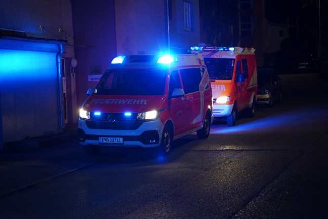Rohrbruch einer Hauptwasserleitung �berflutete Stra�e, Fu�ball- und Tennisplatz in Leonding