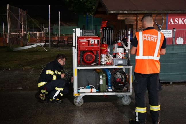 Rohrbruch einer Hauptwasserleitung �berflutete Stra�e, Fu�ball- und Tennisplatz in Leonding