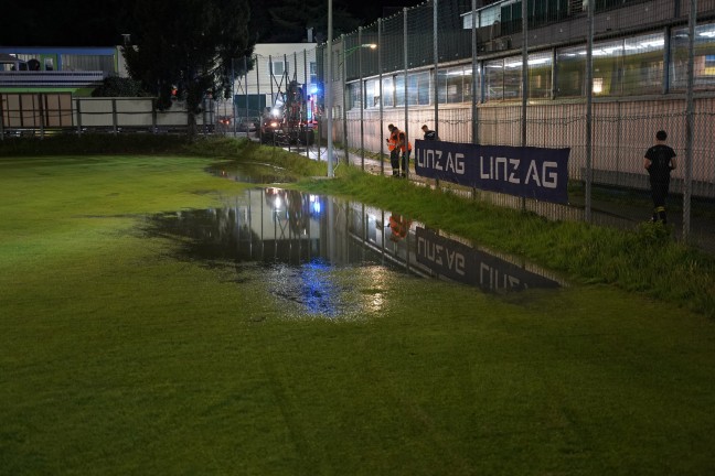 Rohrbruch einer Hauptwasserleitung �berflutete Stra�e, Fu�ball- und Tennisplatz in Leonding