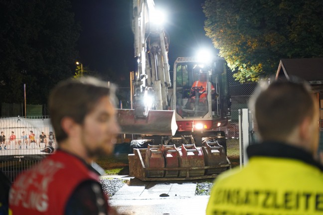 Rohrbruch einer Hauptwasserleitung �berflutete Stra�e, Fu�ball- und Tennisplatz in Leonding