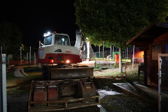 Rohrbruch einer Hauptwasserleitung �berflutete Stra�e, Fu�ball- und Tennisplatz in Leonding
