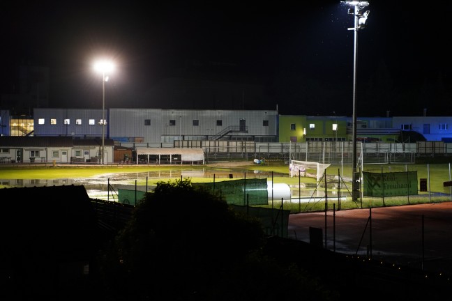 Rohrbruch einer Hauptwasserleitung �berflutete Stra�e, Fu�ball- und Tennisplatz in Leonding