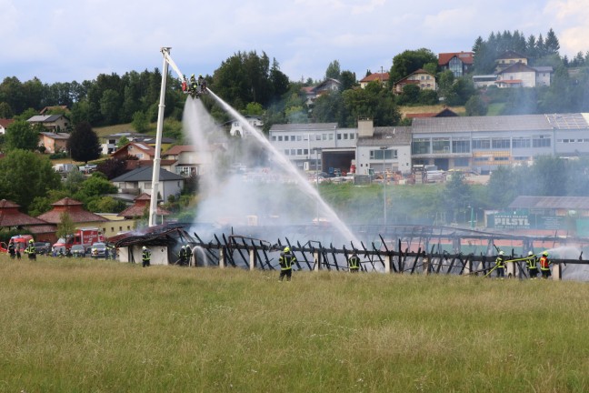 Stocksch�tzenhalle in Vollbrand: Acht Feuerwehren bei Gro�brand in Raab im Einsatz 