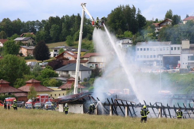 Stocksch�tzenhalle in Vollbrand: Acht Feuerwehren bei Gro�brand in Raab im Einsatz 