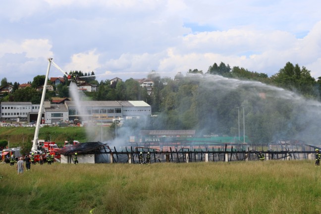 Stocksch�tzenhalle in Vollbrand: Acht Feuerwehren bei Gro�brand in Raab im Einsatz 