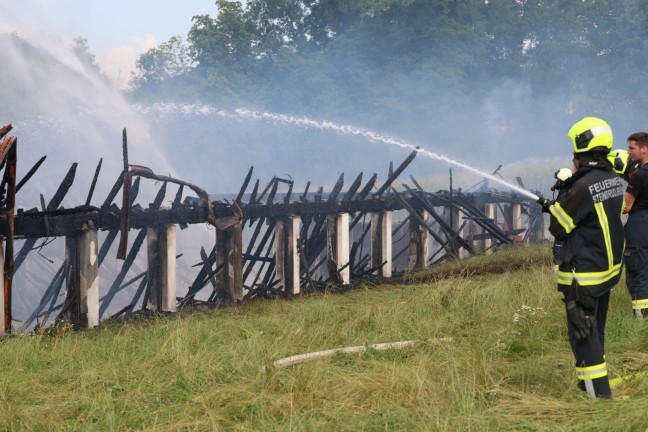 Stocksch�tzenhalle in Vollbrand: Acht Feuerwehren bei Gro�brand in Raab im Einsatz 