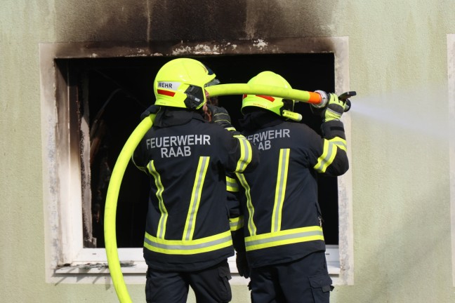Stocksch�tzenhalle in Vollbrand: Acht Feuerwehren bei Gro�brand in Raab im Einsatz 