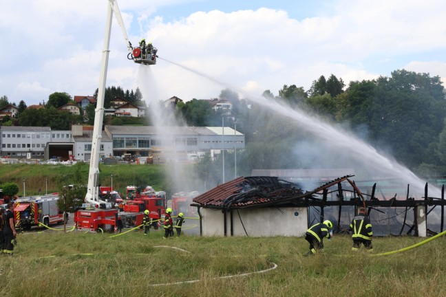 Stocksch�tzenhalle in Vollbrand: Acht Feuerwehren bei Gro�brand in Raab im Einsatz 