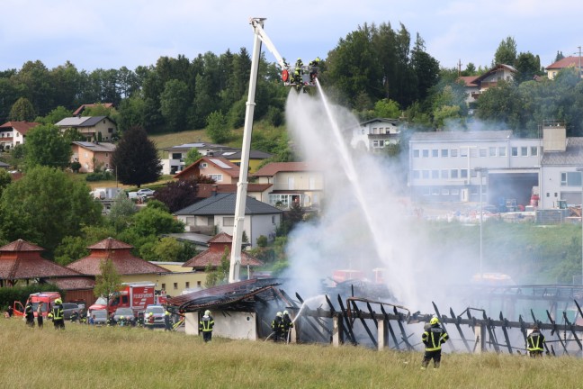 Stocksch�tzenhalle in Vollbrand: Acht Feuerwehren bei Gro�brand in Raab im Einsatz 