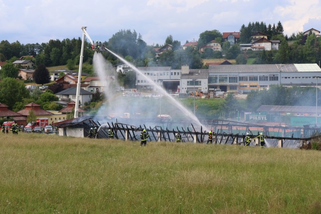 Stocksch�tzenhalle in Vollbrand: Acht Feuerwehren bei Gro�brand in Raab im Einsatz