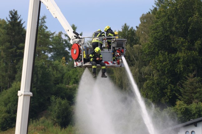 Stocksch�tzenhalle in Vollbrand: Acht Feuerwehren bei Gro�brand in Raab im Einsatz