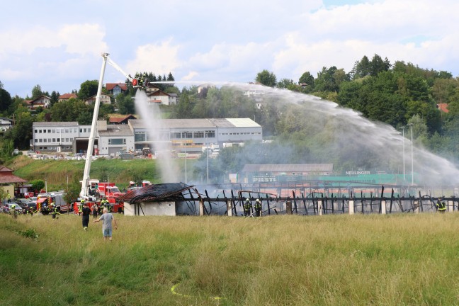 Stocksch�tzenhalle in Vollbrand: Acht Feuerwehren bei Gro�brand in Raab im Einsatz