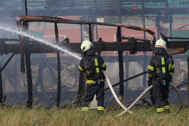 Stocksch�tzenhalle in Vollbrand: Acht Feuerwehren bei Gro�brand in Raab im Einsatz