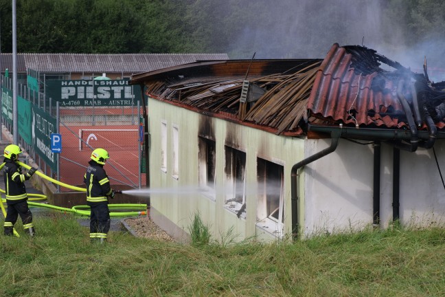 Stocksch�tzenhalle in Vollbrand: Acht Feuerwehren bei Gro�brand in Raab im Einsatz