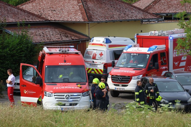 Stocksch�tzenhalle in Vollbrand: Acht Feuerwehren bei Gro�brand in Raab im Einsatz