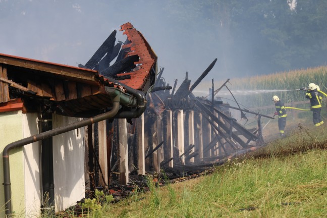 Stocksch�tzenhalle in Vollbrand: Acht Feuerwehren bei Gro�brand in Raab im Einsatz