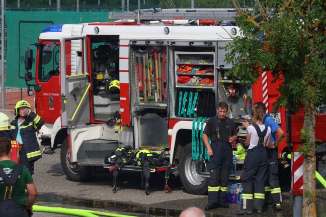 Stocksch�tzenhalle in Vollbrand: Acht Feuerwehren bei Gro�brand in Raab im Einsatz
