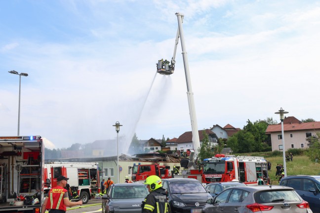 Stocksch�tzenhalle in Vollbrand: Acht Feuerwehren bei Gro�brand in Raab im Einsatz