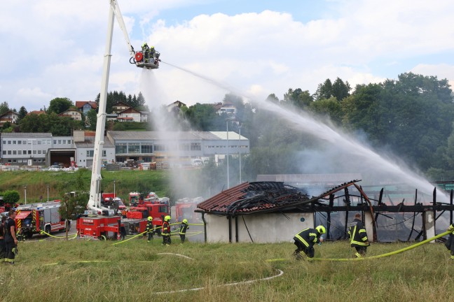 Stocksch�tzenhalle in Vollbrand: Acht Feuerwehren bei Gro�brand in Raab im Einsatz