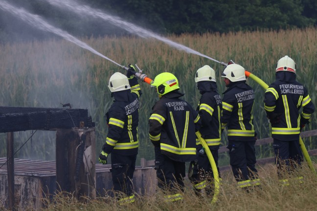 Stocksch�tzenhalle in Vollbrand: Acht Feuerwehren bei Gro�brand in Raab im Einsatz