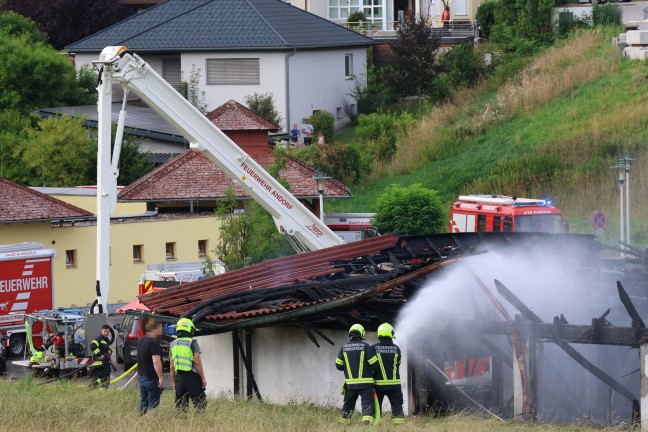 Stocksch�tzenhalle in Vollbrand: Acht Feuerwehren bei Gro�brand in Raab im Einsatz