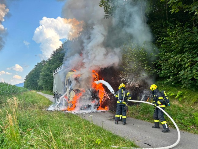 Acht Feuerwehren: Brenzlige Lage bei LKW-Brand neben steilem Waldst�ck in Engelhartszell