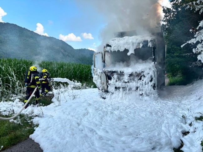 Acht Feuerwehren: Brenzlige Lage bei LKW-Brand neben steilem Waldst�ck in Engelhartszell