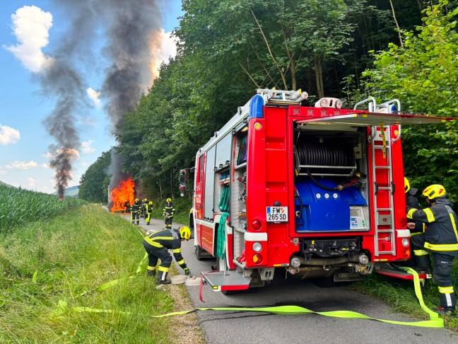Acht Feuerwehren: Brenzlige Lage bei LKW-Brand neben steilem Waldst�ck in Engelhartszell