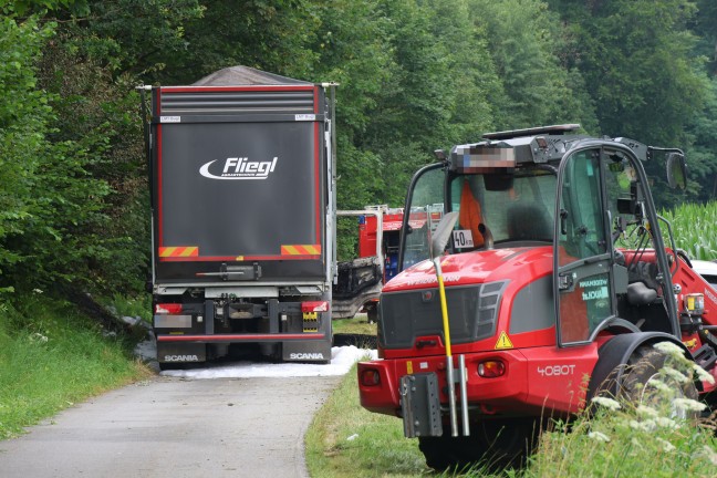 Acht Feuerwehren: Brenzlige Lage bei LKW-Brand neben steilem Waldst�ck in Engelhartszell