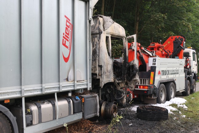 Acht Feuerwehren: Brenzlige Lage bei LKW-Brand neben steilem Waldst�ck in Engelhartszell