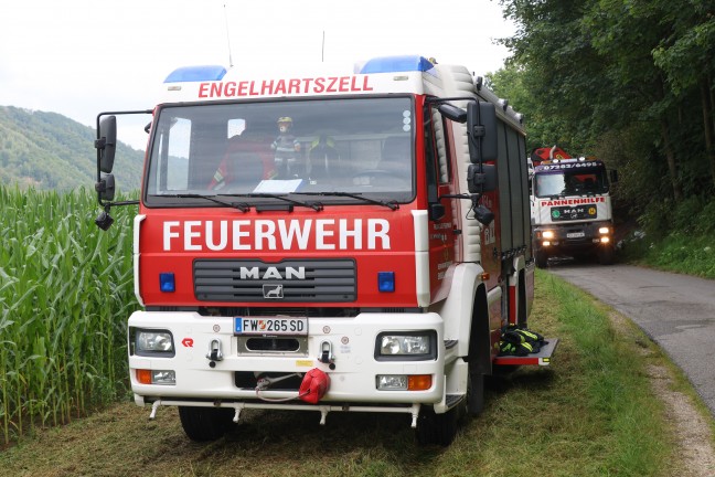Acht Feuerwehren: Brenzlige Lage bei LKW-Brand neben steilem Waldst�ck in Engelhartszell