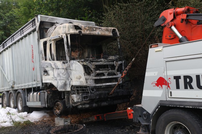 Acht Feuerwehren: Brenzlige Lage bei LKW-Brand neben steilem Waldst�ck in Engelhartszell