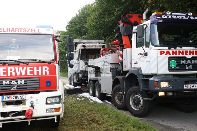 Acht Feuerwehren: Brenzlige Lage bei LKW-Brand neben steilem Waldst�ck in Engelhartszell