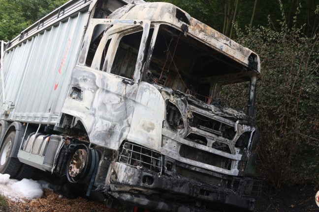 Acht Feuerwehren: Brenzlige Lage bei LKW-Brand neben steilem Waldst�ck in Engelhartszell