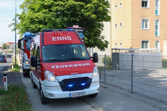 Brandeinsatz in Enns: Brand eines E-Scooters auf Terrasse einer Wohnanlage griff auf Fassade �ber