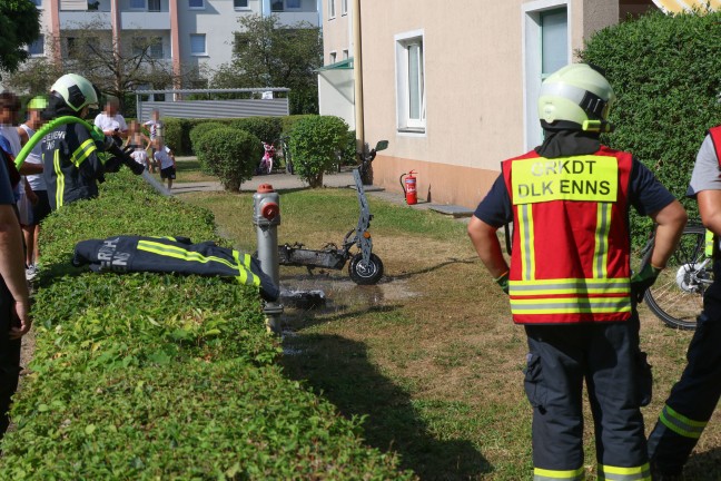 Brandeinsatz in Enns: Brand eines E-Scooters auf Terrasse einer Wohnanlage griff auf Fassade �ber