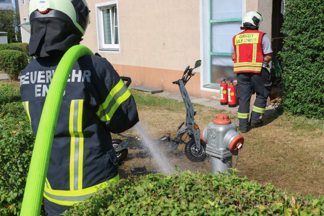 Brandeinsatz in Enns: Brand eines E-Scooters auf Terrasse einer Wohnanlage griff auf Fassade �ber