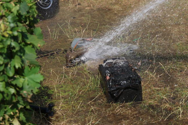 Brandeinsatz in Enns: Brand eines E-Scooters auf Terrasse einer Wohnanlage griff auf Fassade �ber