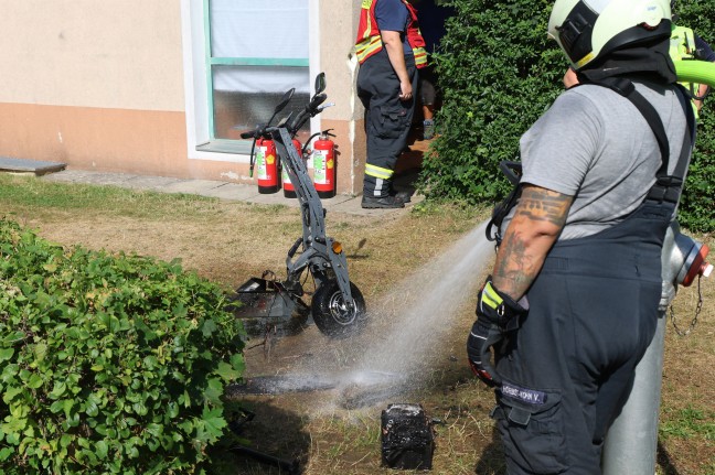 Brandeinsatz in Enns: Brand eines E-Scooters auf Terrasse einer Wohnanlage griff auf Fassade �ber