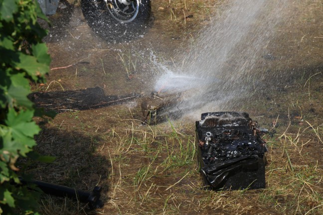 Brandeinsatz in Enns: Brand eines E-Scooters auf Terrasse einer Wohnanlage griff auf Fassade �ber