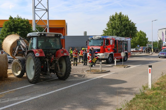 Rundballenladung umgest�rzt: Personen nach Unfall in Dietach unter Traktoranh�nger bef�rchtet