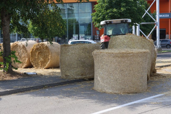 Rundballenladung umgest�rzt: Personen nach Unfall in Dietach unter Traktoranh�nger bef�rchtet